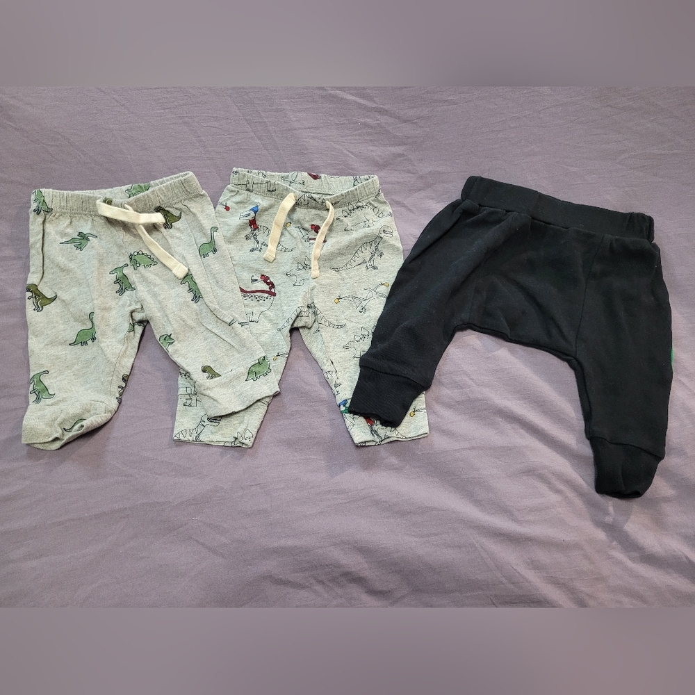 ✨️3/$25✨️ Baby Dinosaur Print and Black Jogger Pants Bundle 0-3 Months